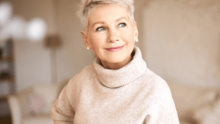 une femme ménopausée souriante